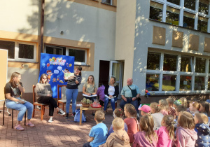 – Mama Oliwki pokazuje dzieciom obrazki w książce.