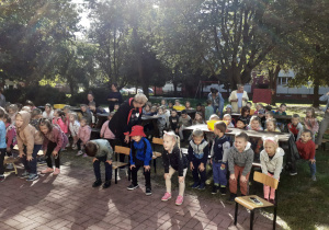 – Wszystkie przedszkolaki trzymają się za kolana.