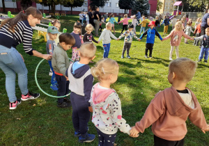 Krasnoludki przechodzą przez duże koło.