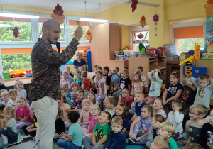 Pan Feliks pokazuje dzieciom ustnik.