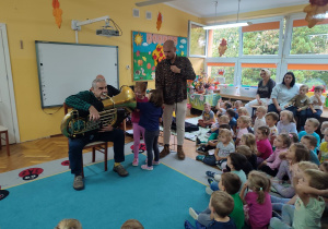 Latika i Karolinka sprawdzają co znajduje się we wnętrzu instrumentu.