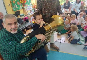 Antek z panem Sławkiem gra na instrumencie.