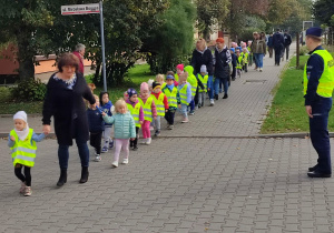 Dzieci na spacerze z panem Policjantem.