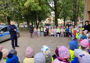 „Biedronki” słuchają rad pana policjanta.