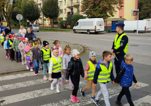 „Biedronki” bezpiecznie przechodzą po przejście dla pieszych.