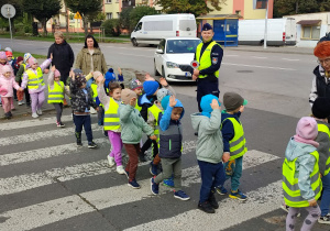 „Krasnoludki” podnoszą ręce do góry i idą po pasach.