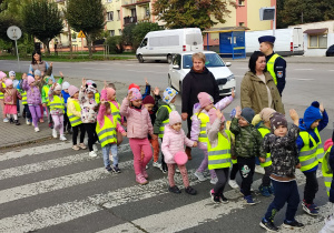 Przedszkolaki przechodzą przez jezdnię.