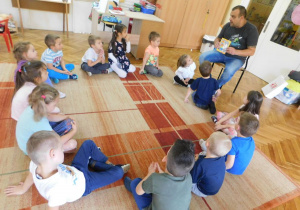 Tata Oli z grupy Biedronek czyta dzieciom bajkę pt. Słoń Benjamin.