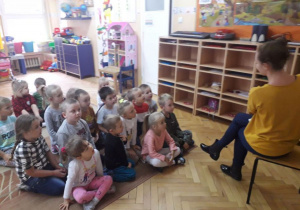 Mama Ignasia z grupy Słoneczek czyta dzieciom bajkę pt. Helikopter Piotrka.