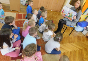 Mama Karolka Ś. z grupy Biedronek czyta dzieciom bajkę pt. Tupcio Chrupcio odwiedza dziadków.