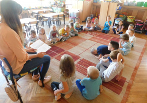 Mama Wiktorii z grupy Biedronek czyta dzieciom bajkę W. Chotomskiej Kukułka.