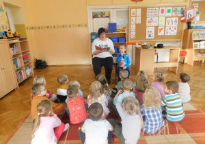 Mama Bartusia z grupy Misiaczków czyta dzieciom Wiersze i wierszyki polskich poetów.