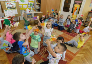Dzieci z grupy Biedronek wykonały ptaszki po przeczytaniu bajki pt. Miko przyznaje się do winy przez mamę Jeremiego