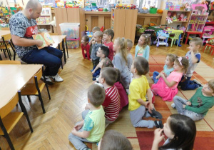 Tata Kajtusia z grupy Biedronkek czyta dzieciom bajkę pt. Świnka Peppa - sposób na czkawkę.