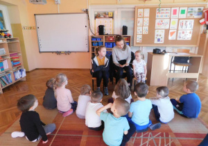  Siostra Julii z grupy Misiaczków czyta dzieciom bajkę pt. Kicia Kocia.