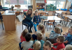 Mama Karola czyta dzieciom z grupy Słoneczek bajkę pt. Królowa Śniegu.