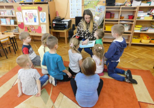 Mama Miłoszka i Oliwii z grupy Żabek czyta dzieciom bajki pt. Księga dżungli oraz Kopciuszek.