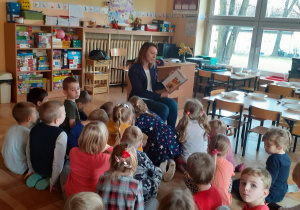 Mama Martnki odwiedziła dzieci ze Słoneczek, aby przeczytać bajkę z serii Nela mała reporterka.