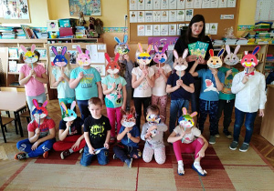 Dzieci z grupy Żabek wykonały maski królika po wysłuchaniu bajki pt. Królik Franek czytanej przez mamę Danielka.