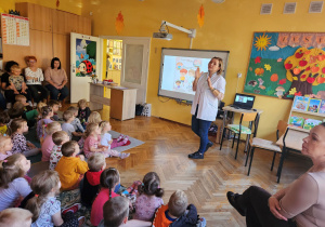 Pani pielęgniarka dokładnie opowiada o zasadach higieny.