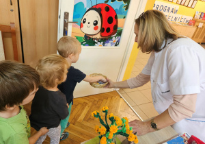 Olek bierze w nagrodę naklejkę.