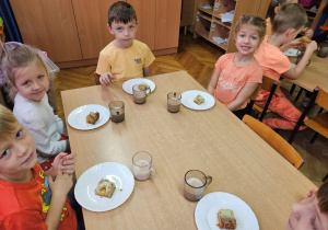 Dzieci próbują ciasta dyniowego.