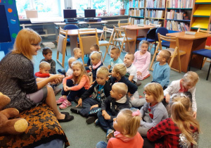 Pani Bibliotekarka opowiada dzieciom jak należy zachowywać się w bibliotece