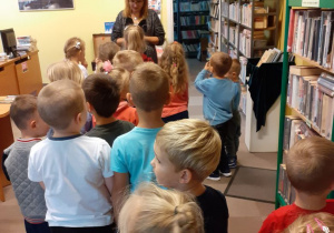 Przedszkolaki zwiedzają kolejne pomieszczenia biblioteki.