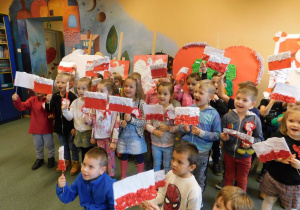 Dzieci śpiewają piosenkę 'Jesteśmy Polką i Polakiem