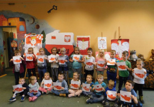  Dzieci prezentują pięknie wykonane przez siebie prace przedstawiające Polskę.