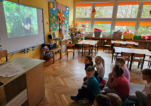 Dzieci oglądają film edukacyjny o drzewach