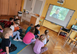 Dzieci oglądają film edukacyjny o drzewach