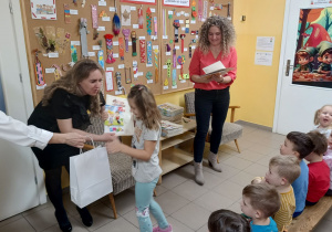 Julka z Misiaczków odbiera nagrody od pani dyrektor naszego przedszkola i pani Agnieszki.