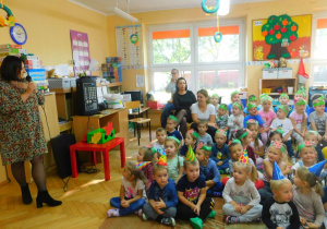 Pani Halinka zapoznaje dzieci z celem spotkania.
