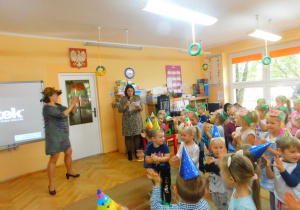 Pani Jesień wraz z dziećmi ilustruje ruchem wiersz" Jesienna aura" czytany przez panią Halinę.