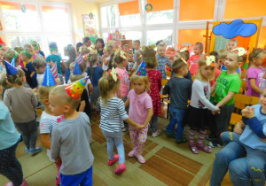 Przedszkolaki śpiewają i tańczą w rytm piosenki ,,Jabłuszko".