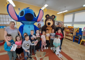 Stich i Simba pozują wraz z dziećmi oraz Paniami do zdjęcia grupowego.