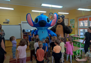 Przedszkolaki przytulają Sticha i Niedzwiedzia Simbę.