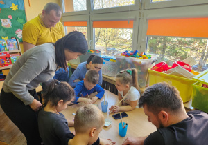 Dzieci zaangażowane w wykonanie kukiełek.