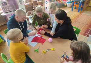 Kuba P. , Oliwka, Wanda wspólnie z rodzicami robią kukiełkę świnki.