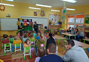 Nauczycielka prosi chętnych rodziców do przedstawienia za pomocą wykonanych kukiełek bajki „ Trzy świnki”.