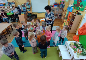 Dzieci częstują się startą na tarce marchewką.