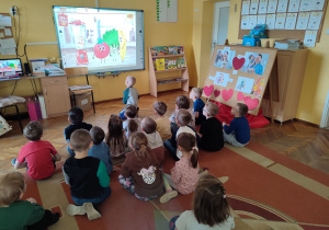 Dzieci oglądają bajkę edukacyjną.
