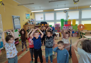 Dzieci podczas zabawy ruchowej.