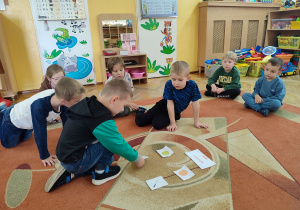 Chłopcy układają karteczki w odpowiedniej grupie.