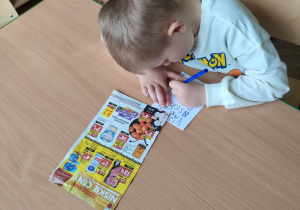Kuba zapisuje listę zakupów.