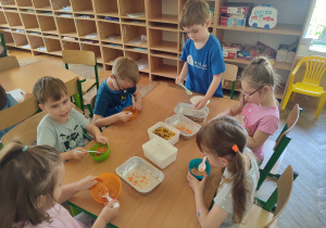 Dzieci podczas zabaw sensoryczno – matematycznych.