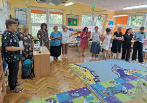 Nauczyciele poznają funkcje robota Photon podczas zajęć szkoleniowych.