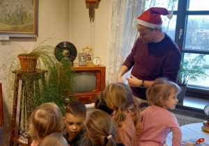 Przedszkolaki podziwiają stary telewizor.