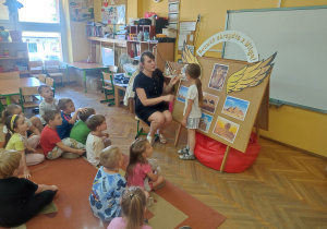 Pani Ewelina czyta dzieciom książkę pt. "Przygoda w Egipcie".